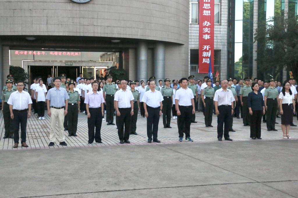 开学升旗礼 振奋精气神