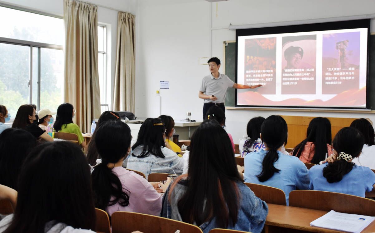 【开学季】湖文新学期第一课：请党放心，强国有我