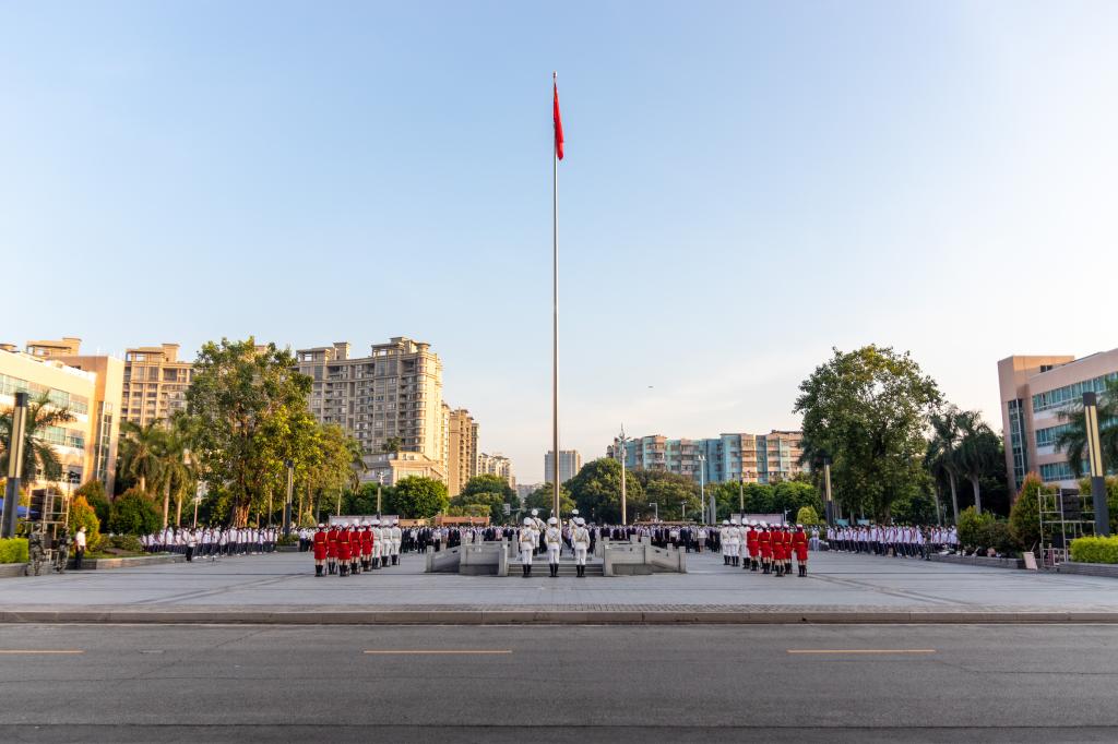 五邑大学隆重举行新学期第一天升旗仪式