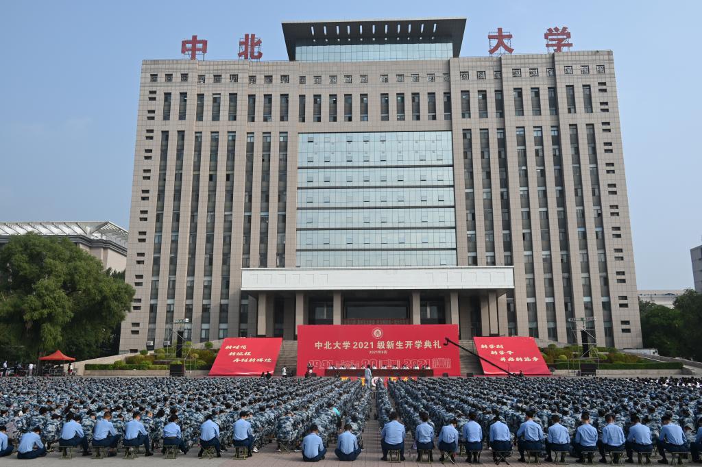 “努力成为心目中理想的自己”——我校2021级新生开学典礼隆重举行