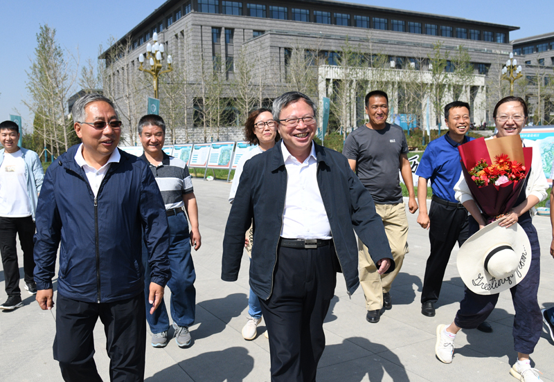 校领导深入一线慰问教职员工