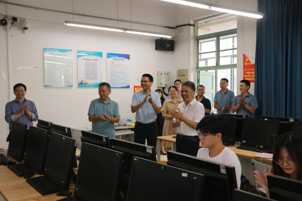校党委常委、副校长陆林看望慰问数学建模竞赛参赛学生
