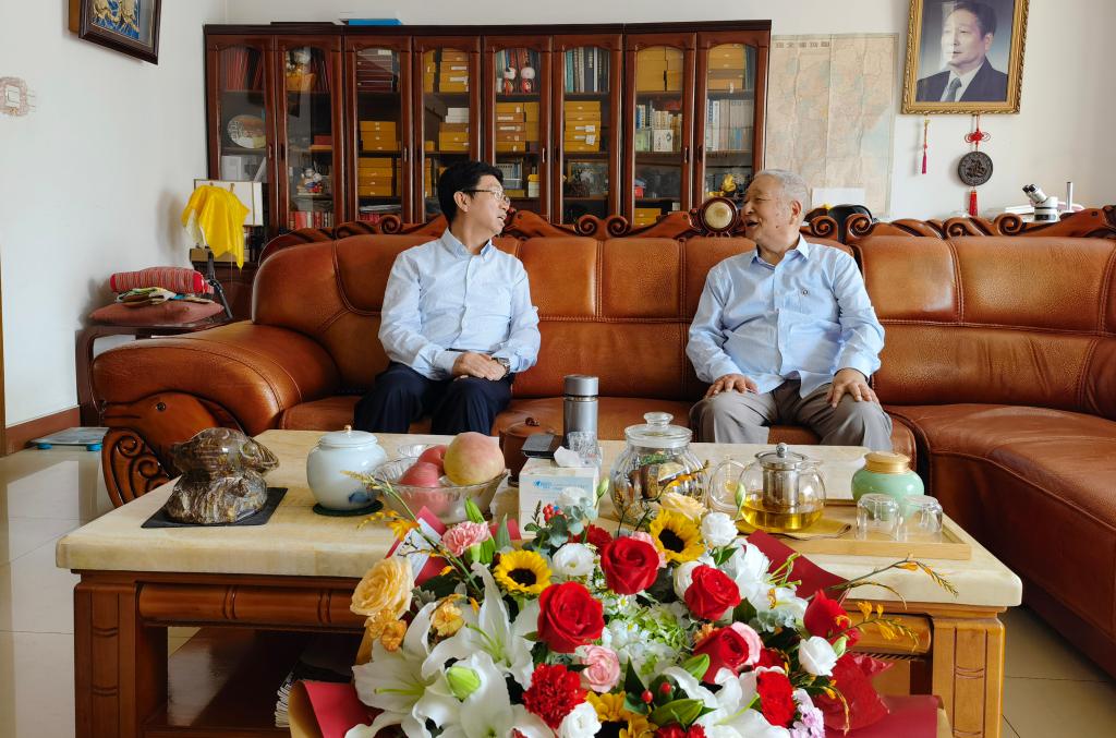 学校组织开展教师节走访慰问活动