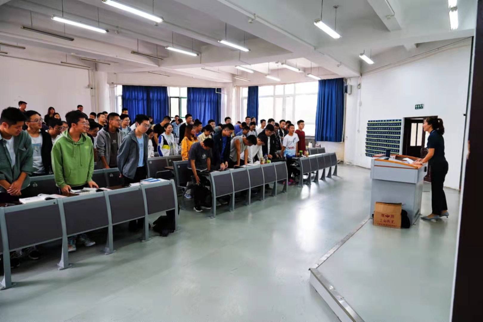 学校基层团组织广泛开展庆祝教师节主题团日活动
