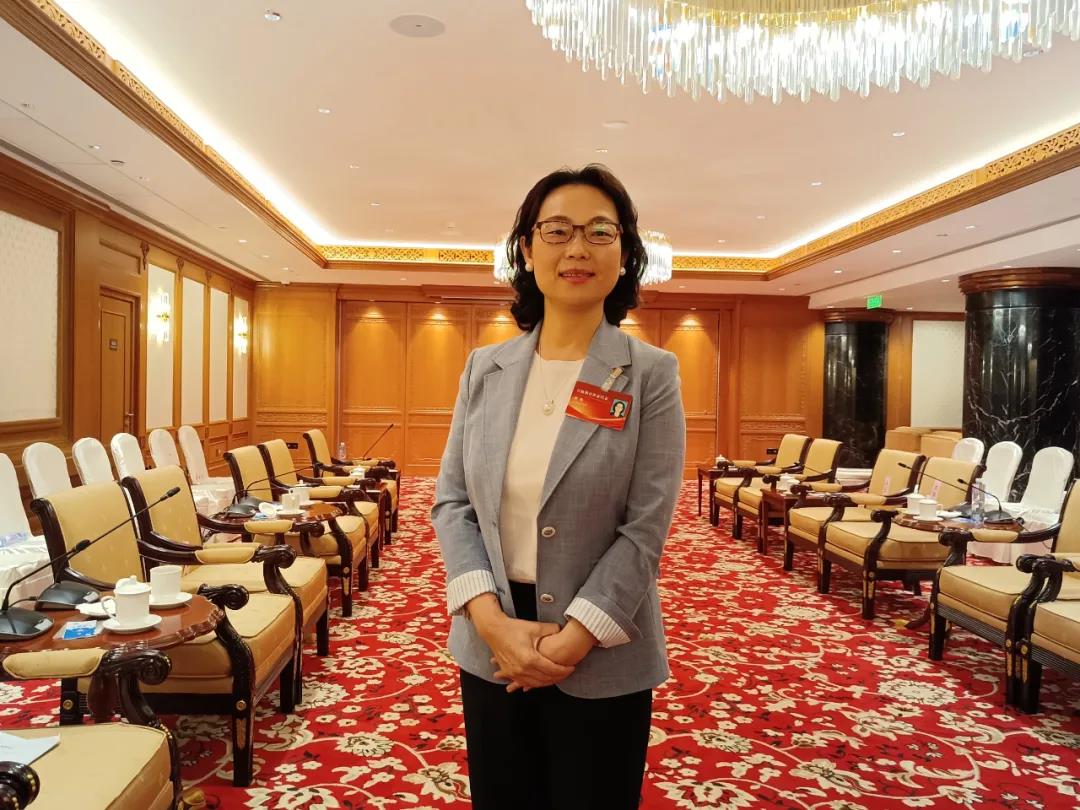 我校郝岚教授获评全国首批教育世家荣誉称号