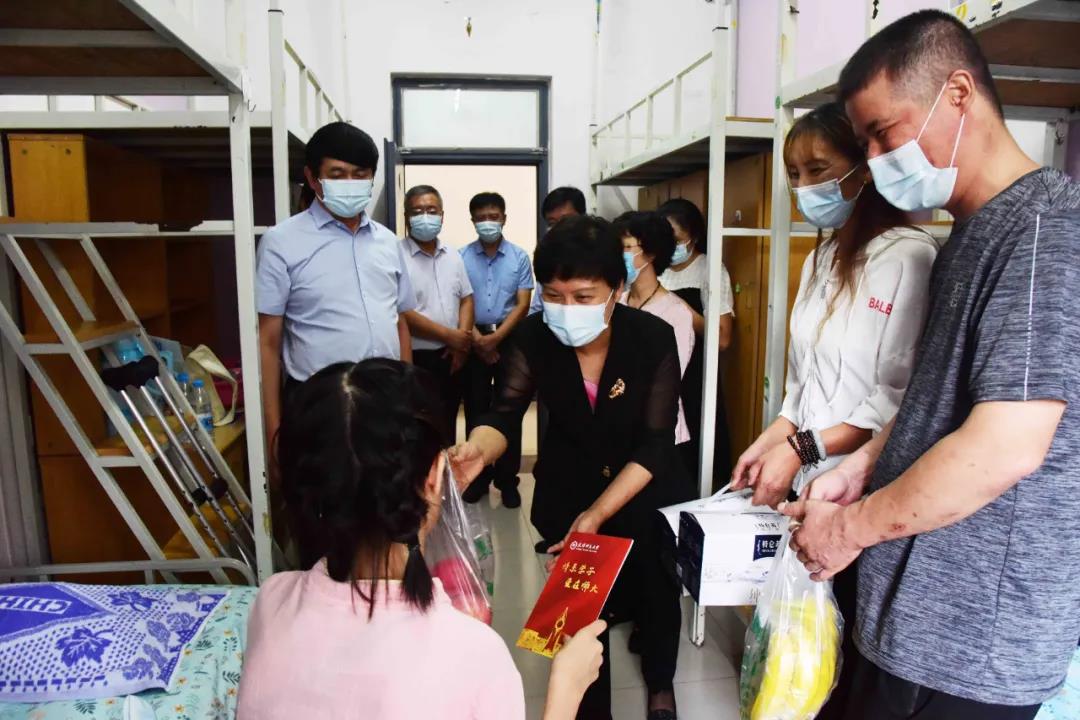 天津师大校领导检查迎新工作并慰问学生