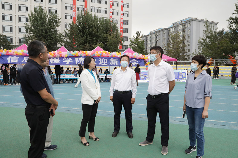 学校喜迎新生报到——2021只为特别的你