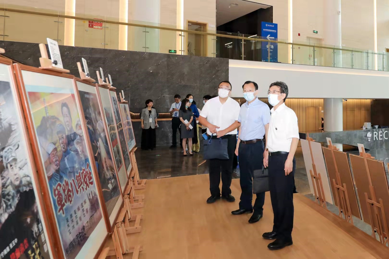 南科学子观百幅红色电影海报，从百年党史中汲取奋进力量