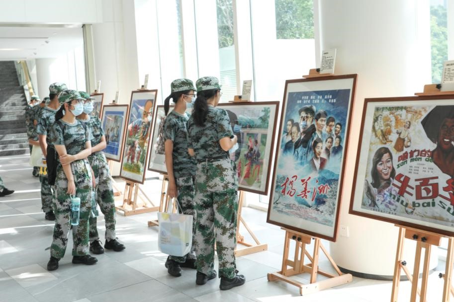 南科学子观百幅红色电影海报，从百年党史中汲取奋进力量