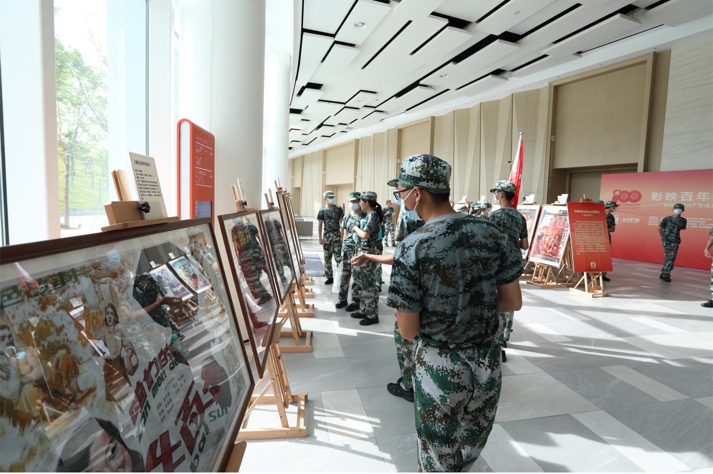 南科学子观百幅红色电影海报，从百年党史中汲取奋进力量