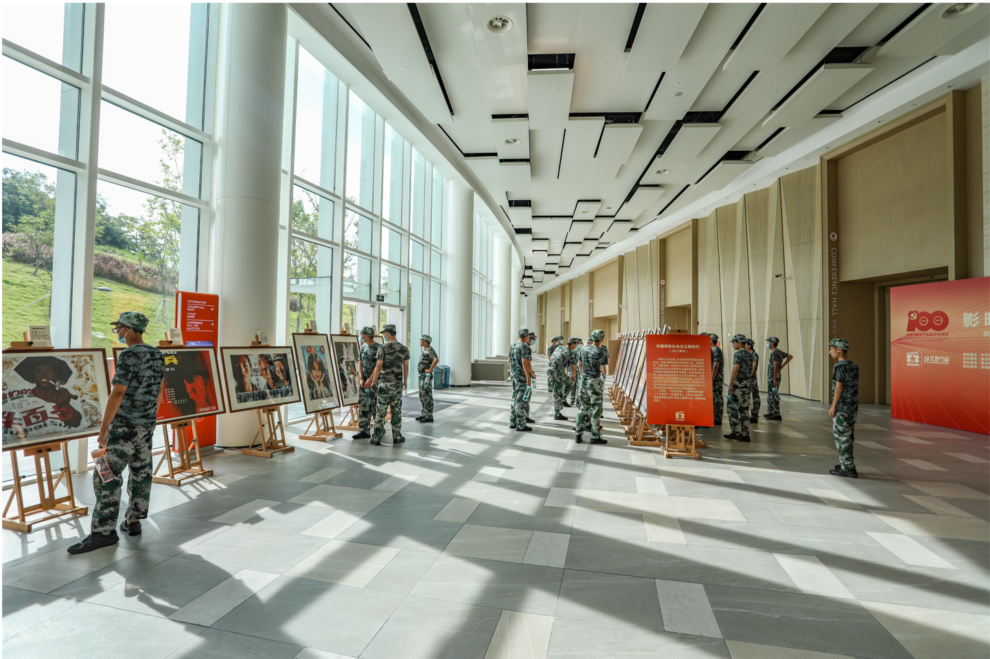 南科学子观百幅红色电影海报，从百年党史中汲取奋进力量