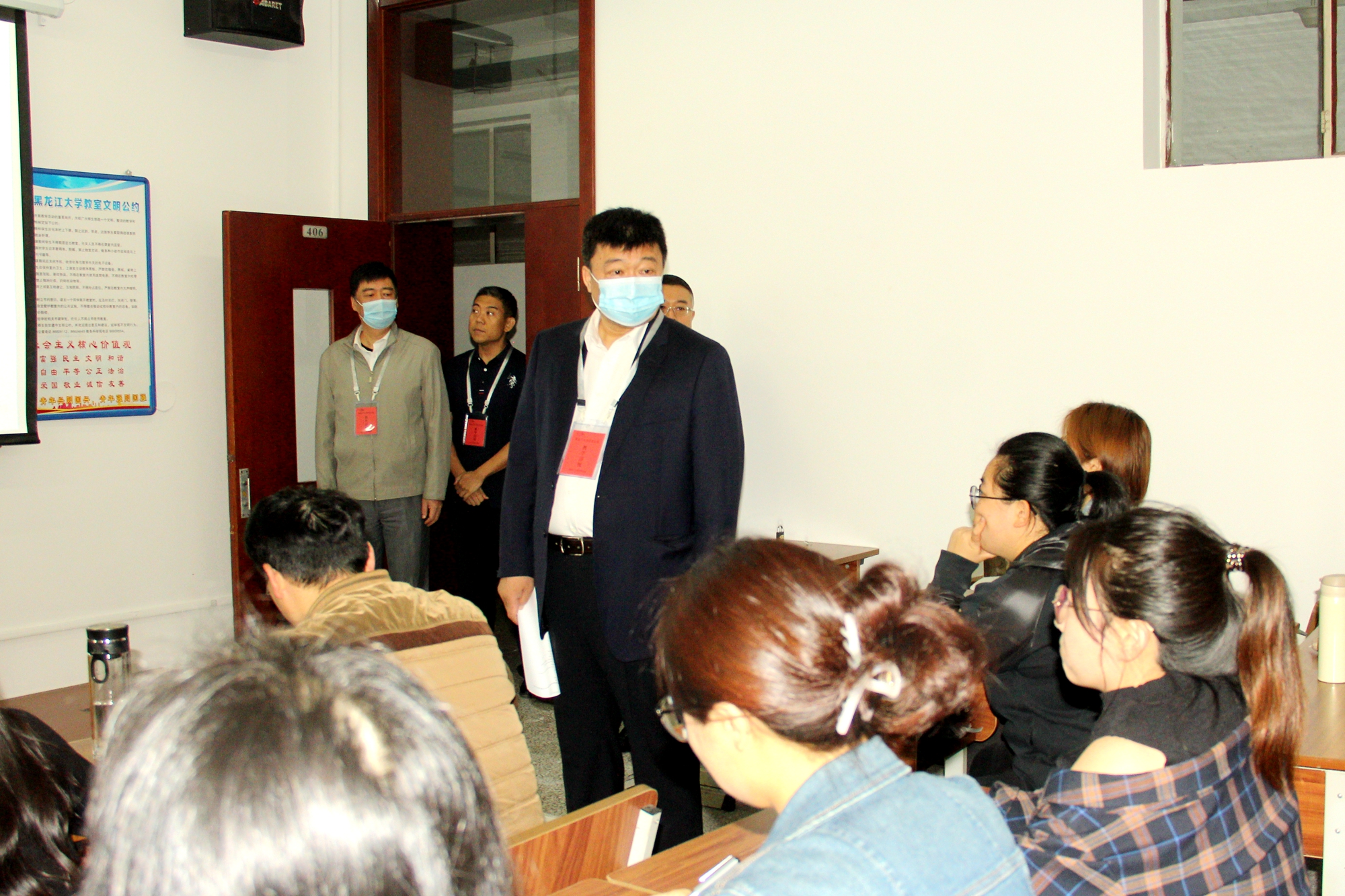 校领导深入新学期研究生课堂开展教学检查工作