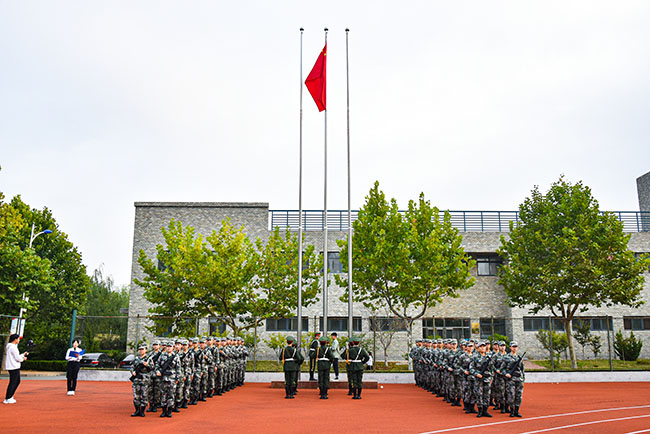 我校举行“请党放心 强国有我”开学第一课升旗仪式