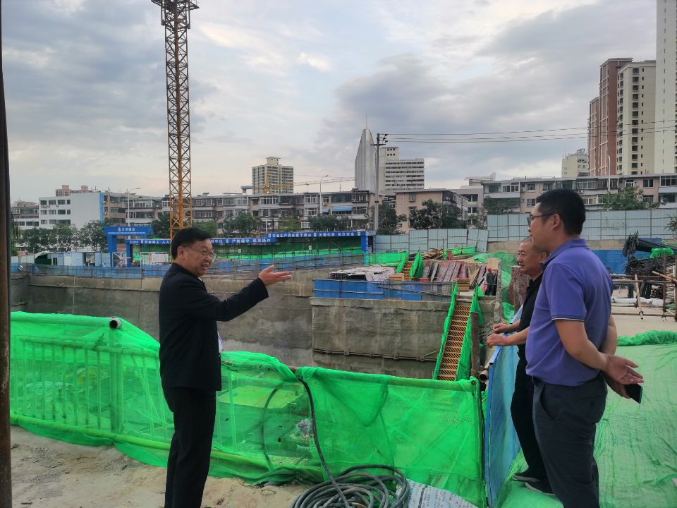 学校党委书记邓光玉到西北新村校区新建锅炉房施工工地检查指导基建工作