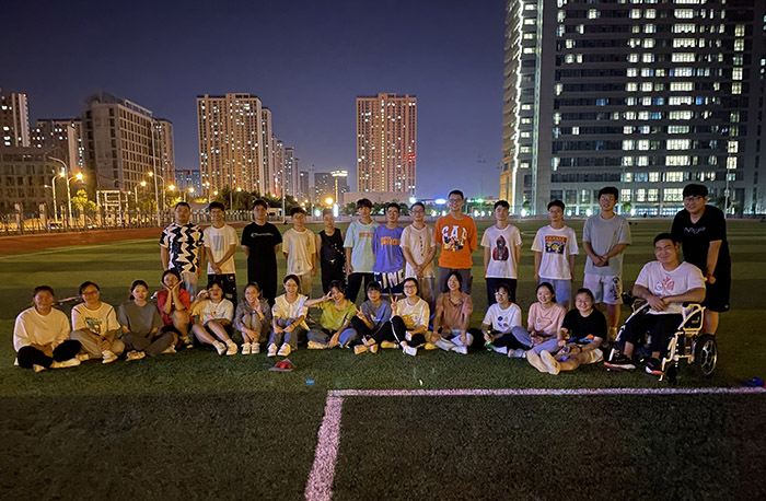 乐观男孩笑对荆棘路 多方温暖助其继续追梦