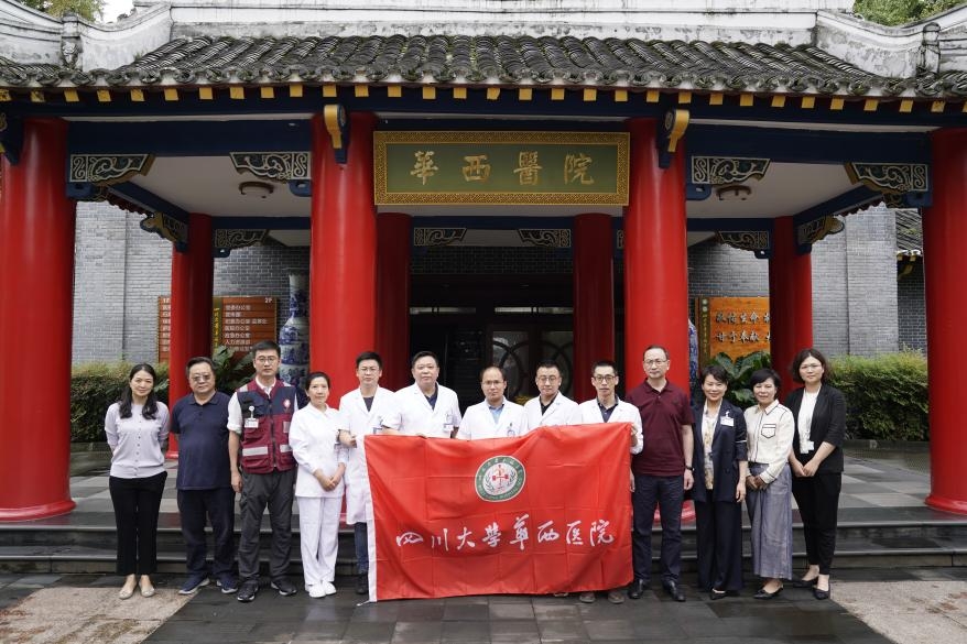 我校华西专家组紧急赶赴泸县指导地震伤员救治