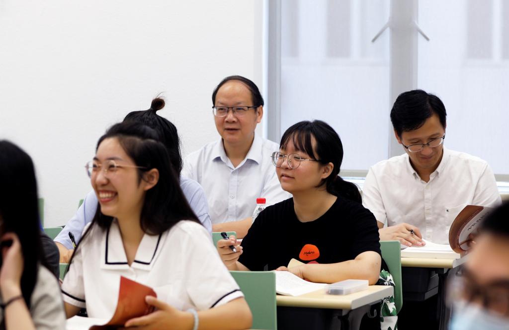 学校领导查看新学期教学情况并随堂听课