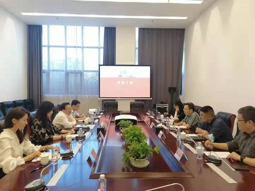 新华社上海分社副社长、总编辑肖春飞一行来校调研