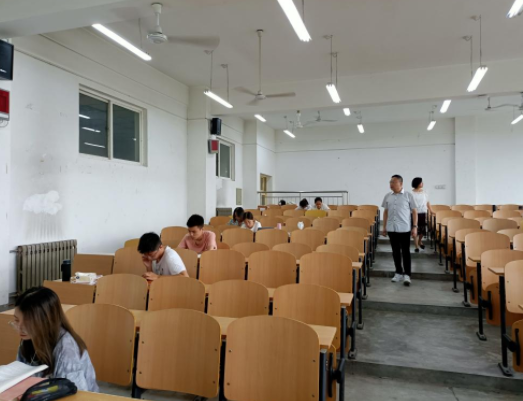 地球科学与工程学院领导看望慰问暑期留校学生