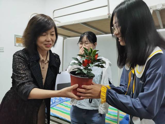 【我为群众办实事】师范学院给新生宿舍送盆栽　打造温馨宿舍环境