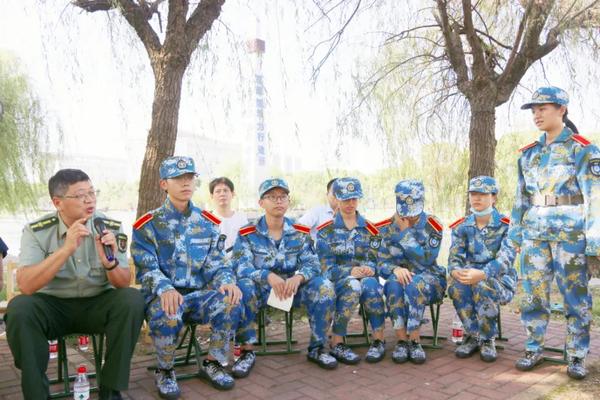 校领导与新生开展主题班会