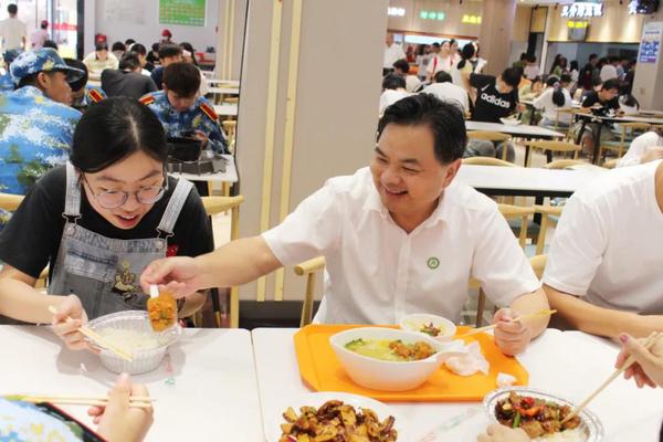 校领导与学生齐聚一堂共进午餐