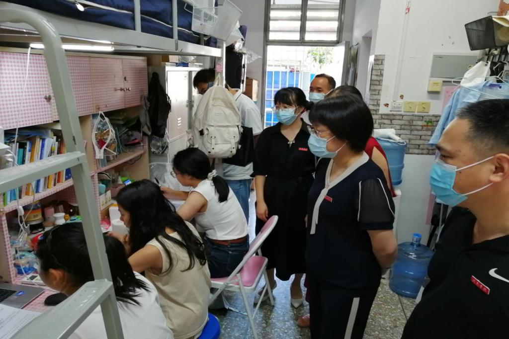校领导深入化材学院、资源学院检查调研学生线上听课情况