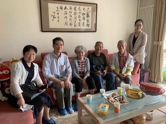 学校办公室在职、退休党支部共同走访慰问部分退休校领导