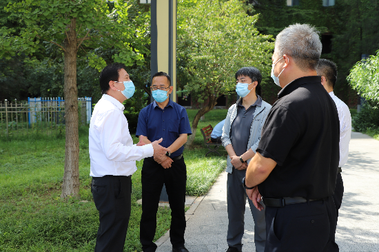 市教委一级巡视员黄侃一行来校督查疫情防控工作