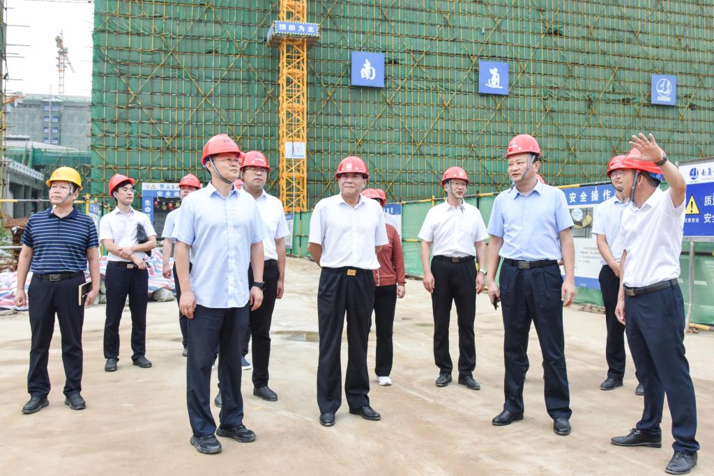 济宁城投集团、南通四建集团公司领导莅临学校专题推进扩建项目建设