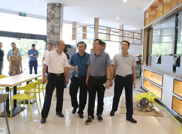 校领导检查新生入学后勤保障工作