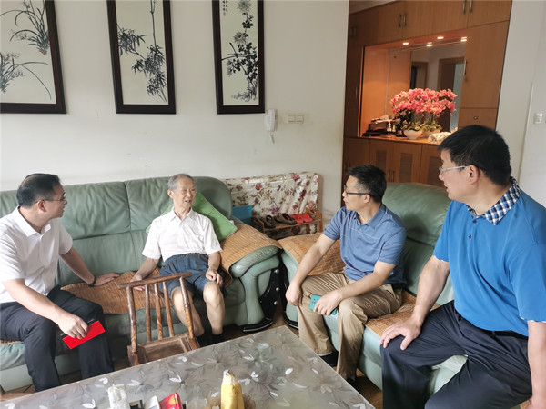 学校走访慰问老一辈党外代表人士和归侨侨眷