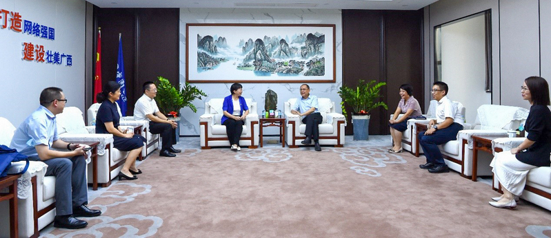 叶美兰校长到南宁走访看望校友