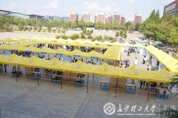 我校2022届毕业生首场大型双选会（中国铁建专场）圆满举行