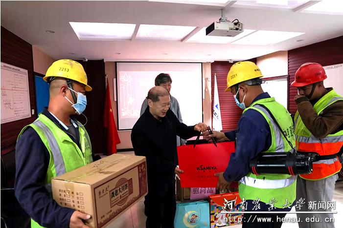 校长介晓磊到龙子湖校区在建工地看望慰问建设者