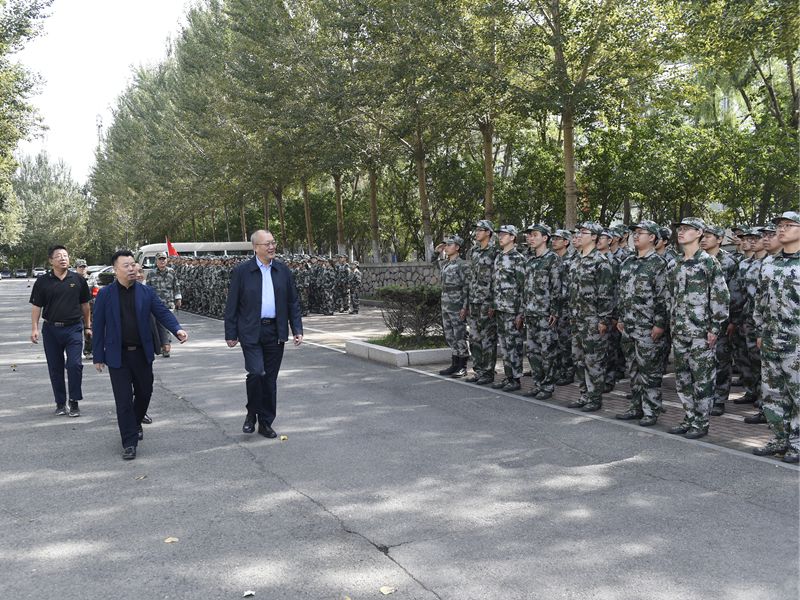 校领导慰问参训新生和军训工作人员