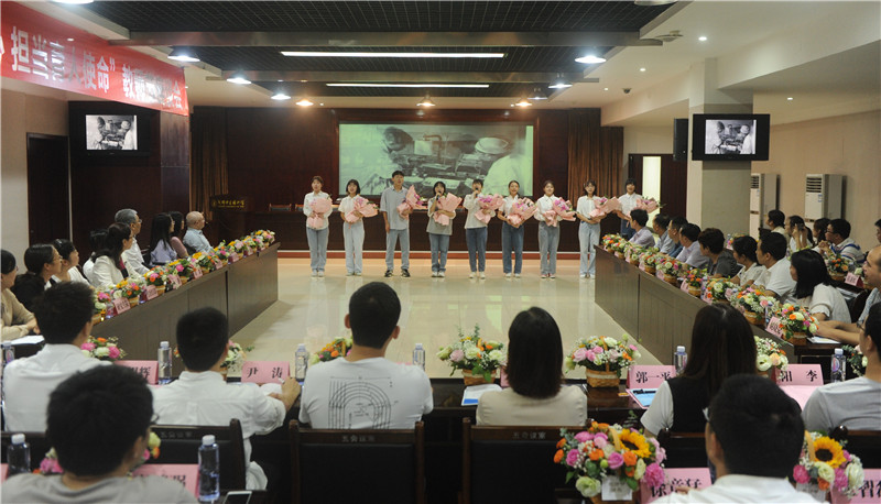 学校隆重召开“学史崇德——赓续百年初心 担当育人使命”教师节座谈会