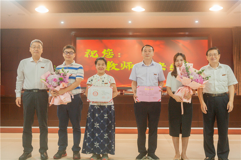 学校隆重召开“学史崇德——赓续百年初心 担当育人使命”教师节座谈会