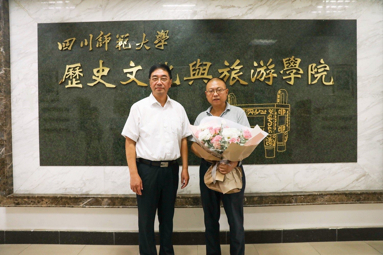 教师节前夕 学校领导看望慰问教职工代表