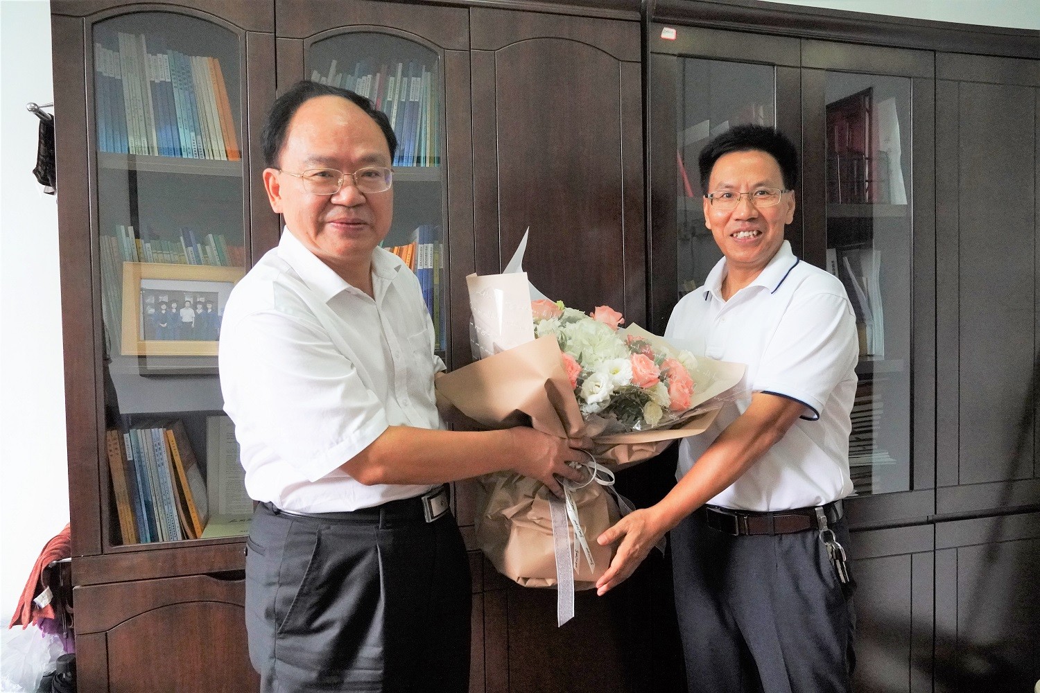 教师节前夕 学校领导看望慰问教职工代表