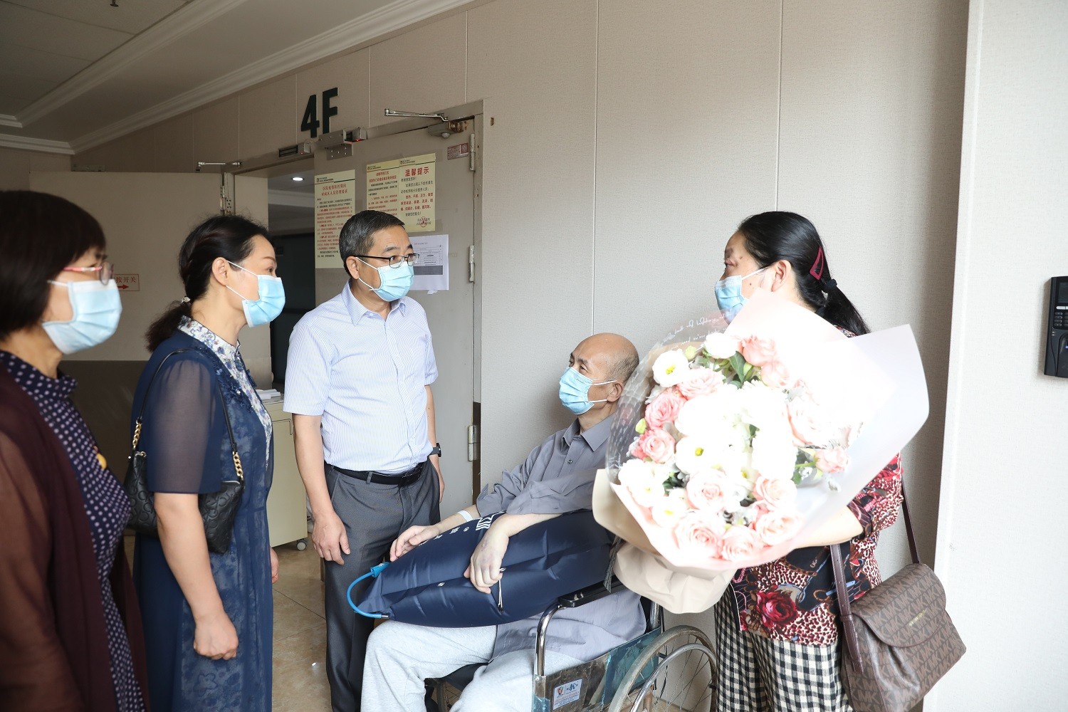 教师节前夕 学校领导看望慰问教职工代表