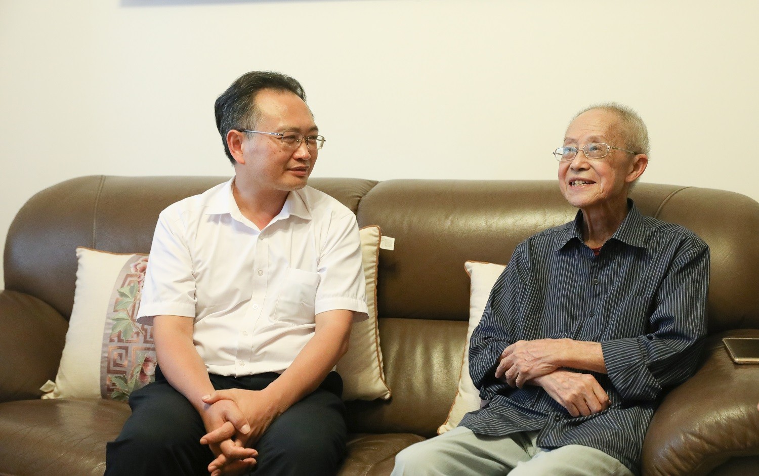 教师节前夕 学校领导看望慰问教职工代表