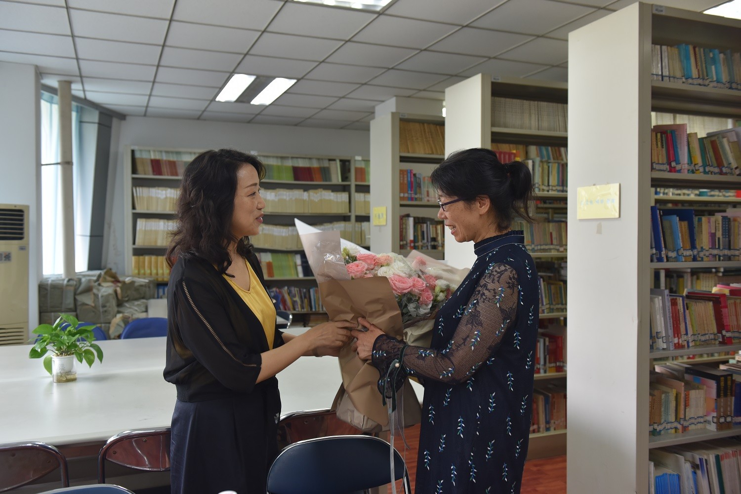 教师节前夕 学校领导看望慰问教职工代表