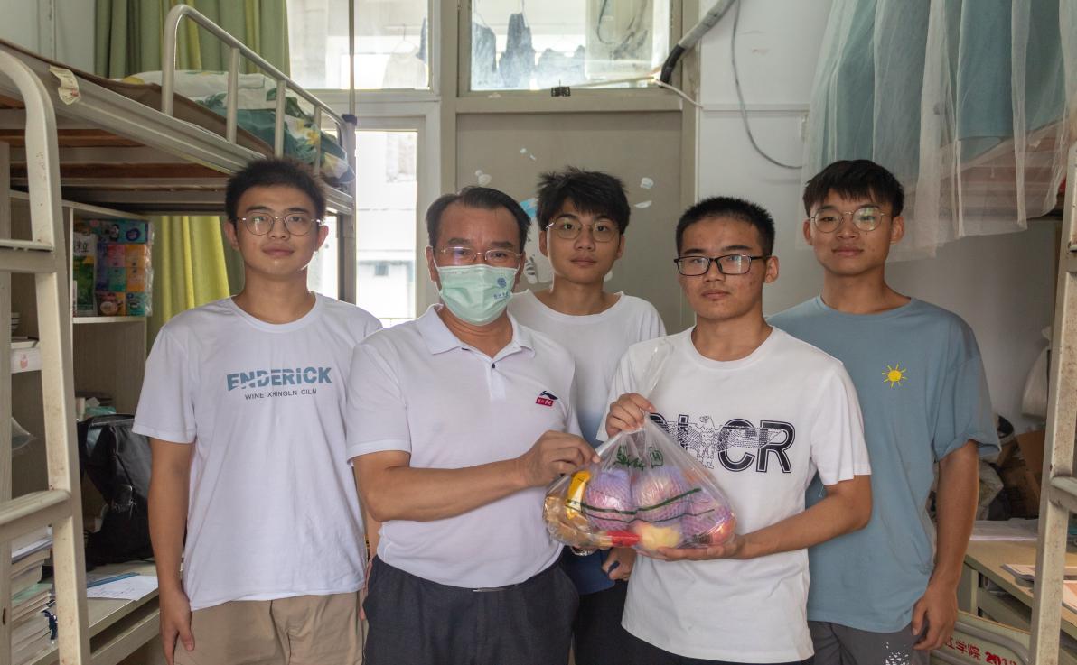 傅高升副校长走访慰问物电学院中秋留校学生