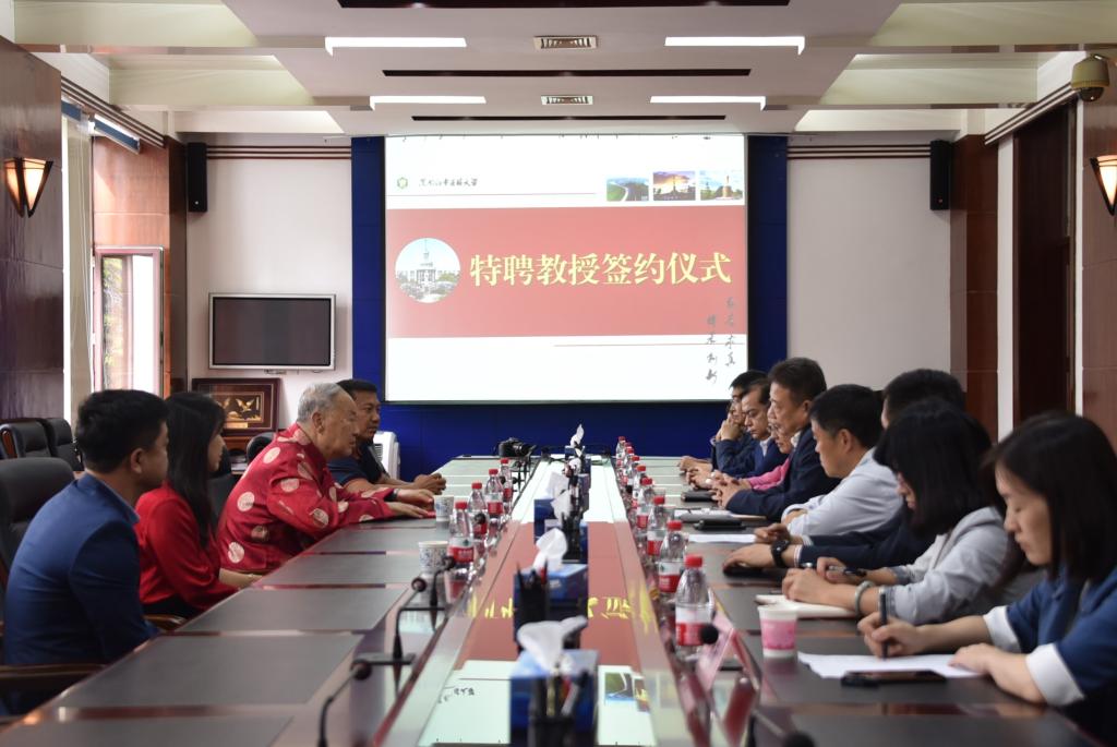 国医大师卢芳受聘我校特聘教授