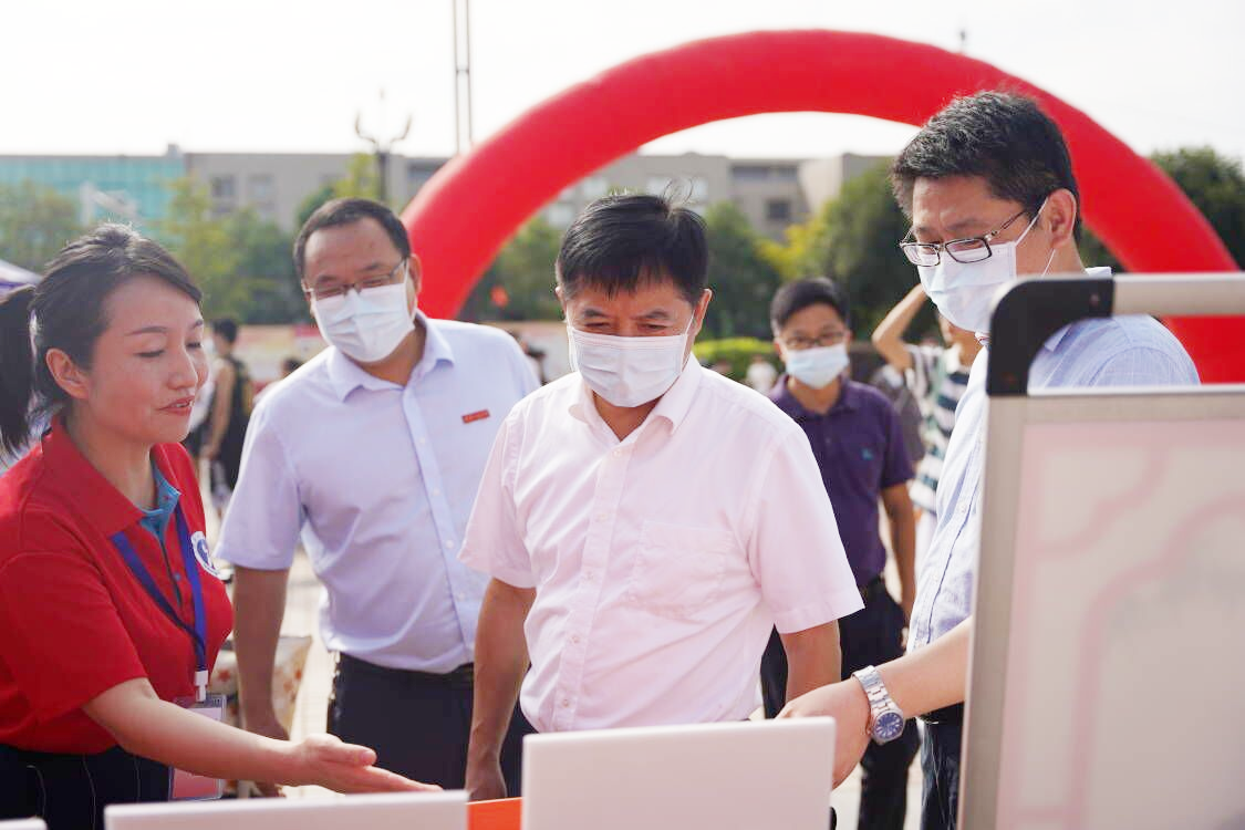 校领导深入迎新现场看望慰问新生