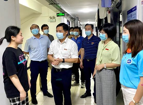 心系学子 传递关爱|校领导走访新生宿舍