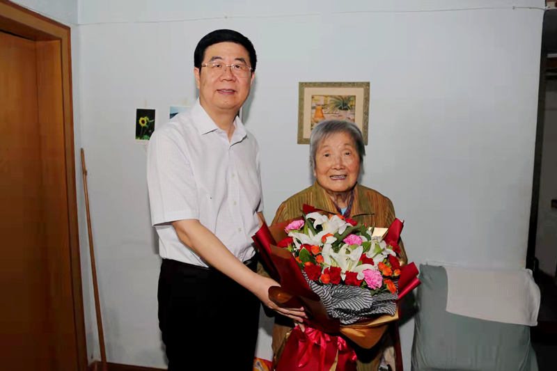 心系桑榆 情暖夕阳 校领导教师节看望慰问离退休老教师代表