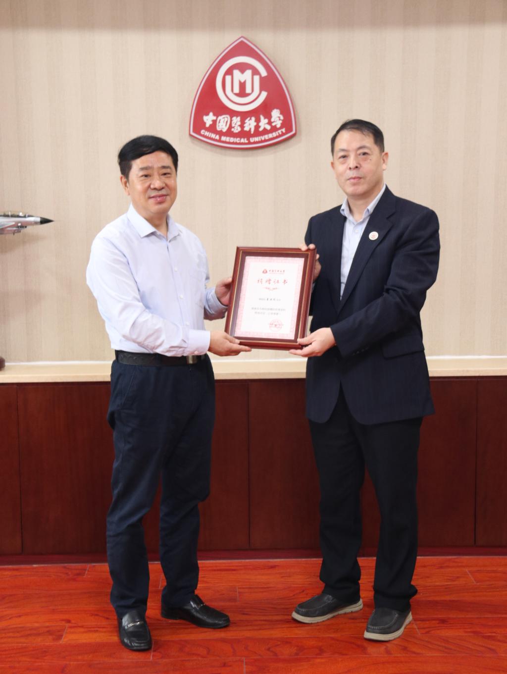 民间收藏家詹洪阁向我校捐赠文献史料
