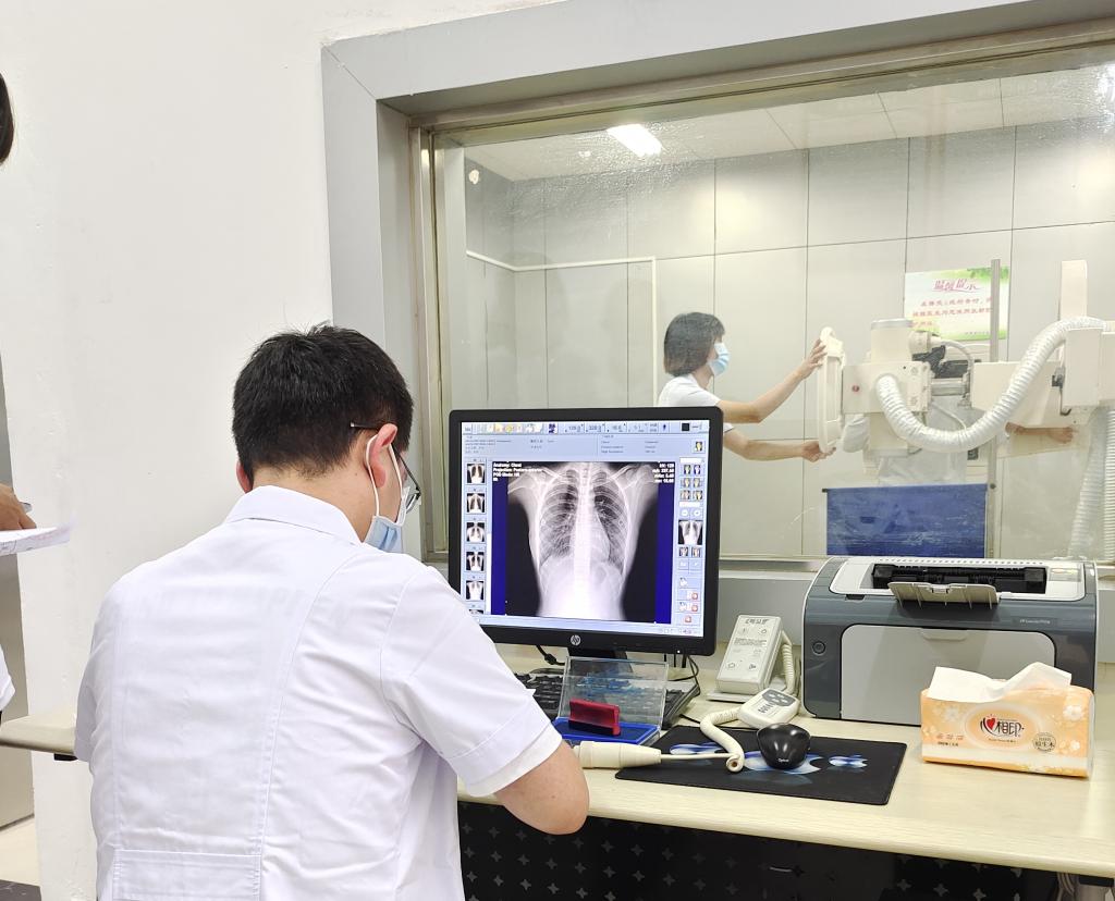 卫生所圆满完成2021级新生入学体检工作